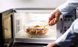 Làm gì khi lò vi sóng bị nhiễm điện?