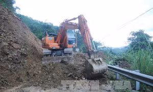 Điện Biên: Sạt lở 700 khối đất đá trên QL4H, giao thông tắc nghẽn