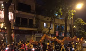 Chi chục triệu thuê đoàn lân, rồng mở hàng đầu năm