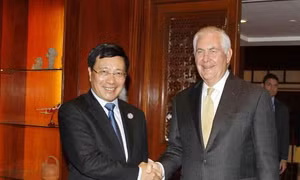 Phó Thủ tướng, Bộ trưởng Ngoại giao Phạm Bình Minh gặp Ngoại trưởng Hoa Kỳ Rex Tillerson
