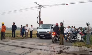 Va chạm với tàu hỏa, 3 người trên xe máy tử vong 