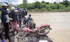 Hai mẹ con thương vong khi rơi xuống dòng nước chảy xiết