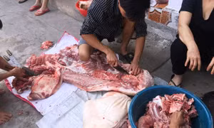 Tranh thủ thịt lợn rẻ, nhiều nhà chung nhau mua cả con… ăn dần