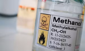 15 người tử vong, quản lý rượu độc methanol vẫn bất khả thi?