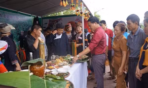 Thành Tuyên vào hội