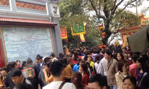 Trông xe miễn phí cho du khách đến Phủ Tây Hồ