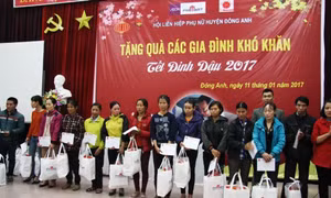 Trao 100 suất quà Tết cho các hộ nghèo huyện Đông Anh