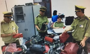 Hàng trăm túi xách, chai đông trùng hạ thảo nhập lậu