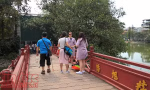 Du khách 'hở hang' được mượn áo choàng miễn phí tham quan đền Ngọc Sơn