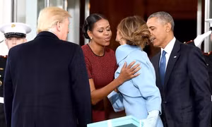 Có gì trong hộp quà bà Melania tặng gia đình ông Obama?