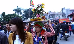 Hàng vạn du khách về hội Phủ Dầy