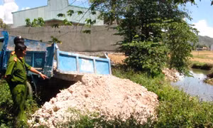 Bắt quả tang xe tải đổ chất thải công nghiệp ra môi trường
