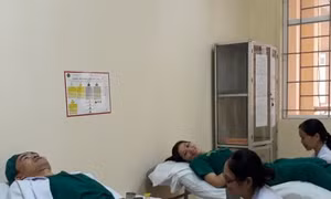 5 nhân viên y tế hiến máu cứu sống sản phụ nguy kịch