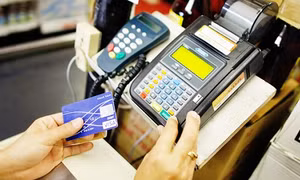 Vì sao không nên rút tiền mặt bằng thẻ Visa?