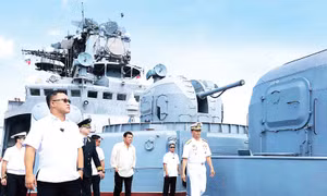 Tổng thống Philippines cho tàu quân sự Nga tự do đi vào lãnh hải