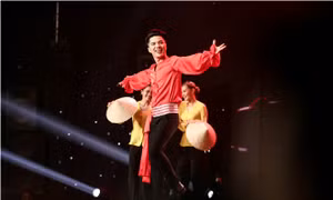 Thần tượng Bolero vòng bán kết: Đàm Vĩnh Hưng nằm dài trên sân khấu nghe Triều Quân hát và nhảy sung 