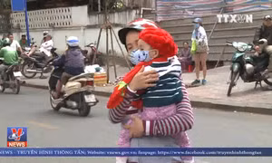 Người dân TP Hồ Chí Minh co ro tránh rét phương Nam