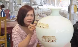 Độc đáo vẽ vàng lên gốm