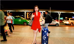 Giang Hồng Ngọc váy đỏ rực rỡ đi lưu diễn cùng Phi Nhung