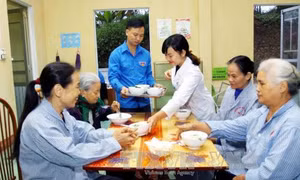 Những bác sĩ áo xanh tình nguyện