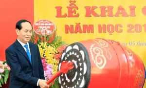 Chủ tịch nước Trần Đại Quang đánh trống khai giảng năm học mới tại Trường THCS Trưng Vương