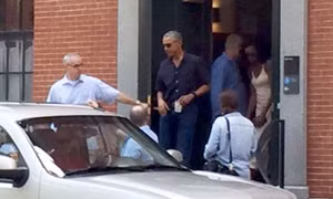 Vợ chồng cựu Tổng thống Obama xúc động tiễn con gái vào ký túc đại học
