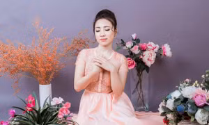 Yên Hà Thần tượng Bolero: Từng có một Yên Hà tóc xoăn, mũ phớt hát nhạc quốc tế