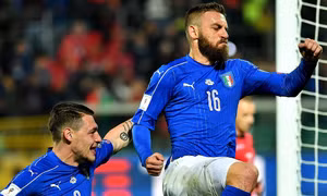 Vượt qua Albania trong trận cầu bị gián đoạn, Italy vẫn chưa thể có ngôi đầu bảng G