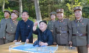 Ông Kim Jong-un hứa 'tặng thêm quà' cho Mỹ sau vụ thử tên lửa có thể mang đầu đạn hạt nhân