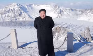 Ông Kim Jong-un leo núi thiêng mừng vụ phóng ICBM