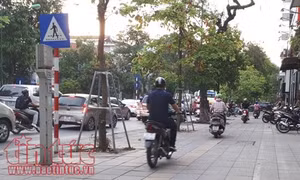 Xe máy vẫn vô tư đi trên vỉa hè Hà Nội