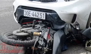 Xe ô tô lao sang đường ngược chiều đè nát 2 xe máy, 3 người nguy kịch
