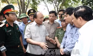 Thủ tướng kiểm tra công tác khắc phục hậu quả bão số 10 tại Cửa Lò 