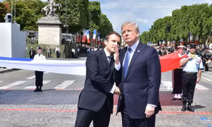 Vẫn cách bắt tay truyền thống, Tổng thống Trump khiến người đồng cấp Pháp bất ngờ