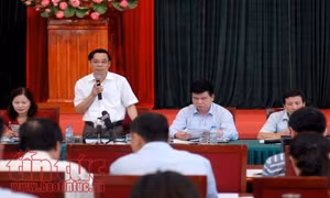 Cột điện 'chình ình' giữa đường, gây mất an toàn cho người dân