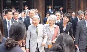 Nhà vua và Hoàng hậu Nhật Bản giao lưu cùng cựu học sinh Việt Nam