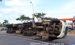 Ô tô đầu kéo mất lái lao vào dải phân cách, lật giữa đường 