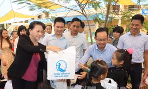 Chủ tịch Quốc hội vui Tết Trung thu với thiếu nhi Tuyên Quang