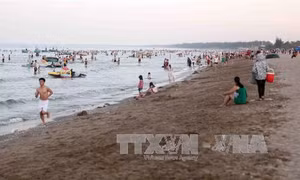 Nam sinh viên tắm biển bị nước xoáy cuốn mất tích