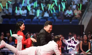 Hình ảnh Đàm Vĩnh Hưng 'nằm dài' trên sân khấu Bolero