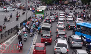 Xe buýt nhanh bị các phương tiện giao thông lấn làn