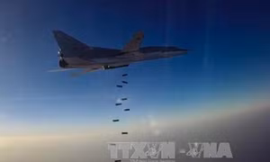 6 máy bay ném bom tầm xa Nga tấn công IS ở Syria