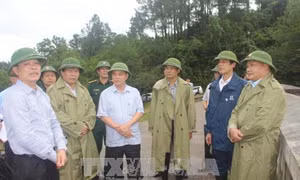 Kiểm tra an toàn công trình hồ đập, hạ du và chỉ đạo vận hành tràn xả lũ hồ chứa 
