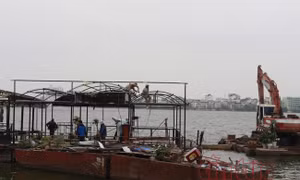 Tiếp tục phá dỡ công trình vi phạm tại khu vực nhà nổi, du thuyền Hồ Tây