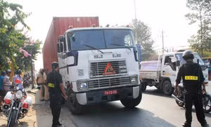 Hai xe container đeo 'biển đỏ' giả để chở hàng quá tải