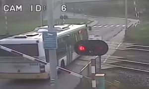 40 người suýt lâm nguy khi xe buýt đòi tàu điện... nhường đường
