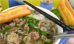 Rủ nhau đi ăn Phở Mặn Gầm Cầu