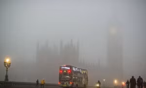 Sương mù dày đặc, hàng loạt chuyến bay ở London bị hoãn