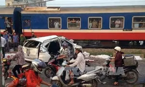 Tàu hỏa hất văng ô tô, nhiều người thương vong 