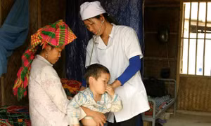 Hàng trăm viên chức ngành y tế Lai Châu lo mất việc 